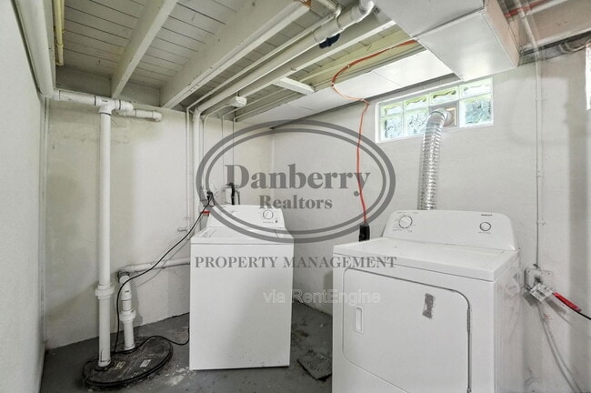 Building Photo - 822 Searles Rd