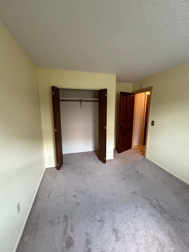 Building Photo - 302 6th Ave W