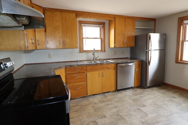 Building Photo - Refurbished 4-Bedroom Home