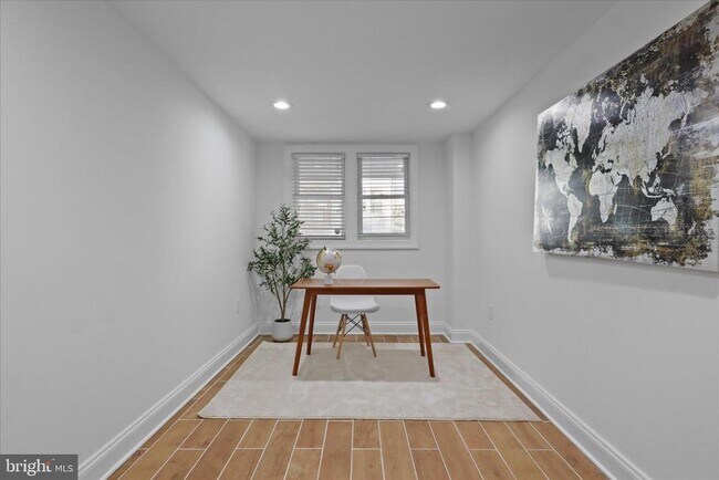 Building Photo - 521 Quintana Pl NW