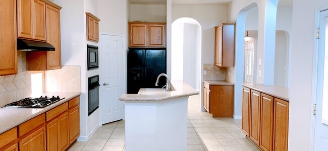 Building Photo - 2910 Sandleigh Dr