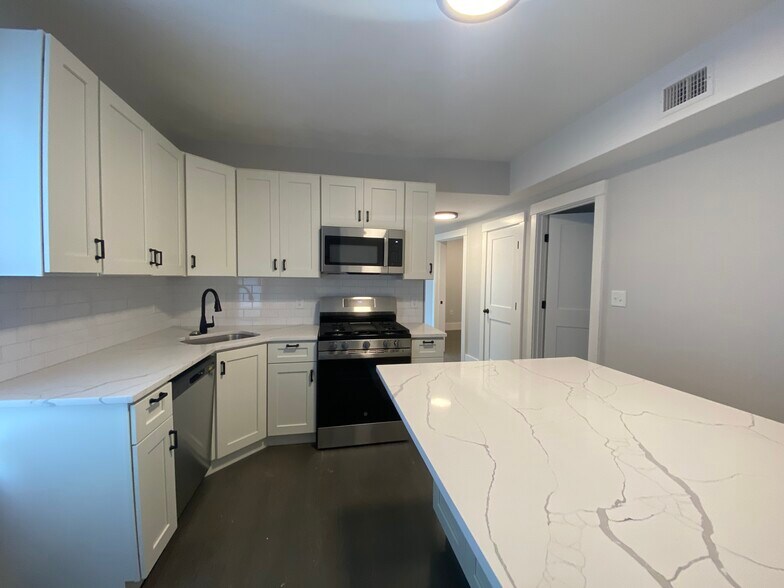 Primary Photo - 116 Marginal St