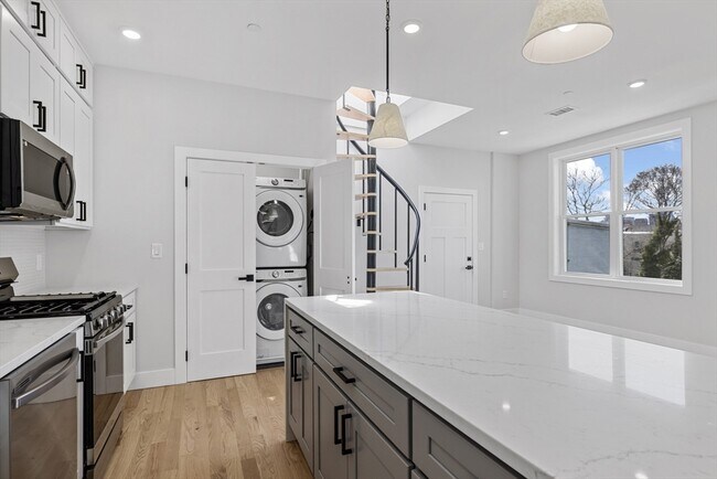 Building Photo - 152 Marion St