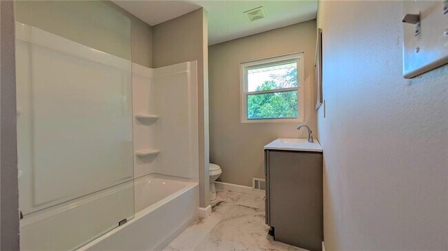 Building Photo - 3318 Hilltop Cir