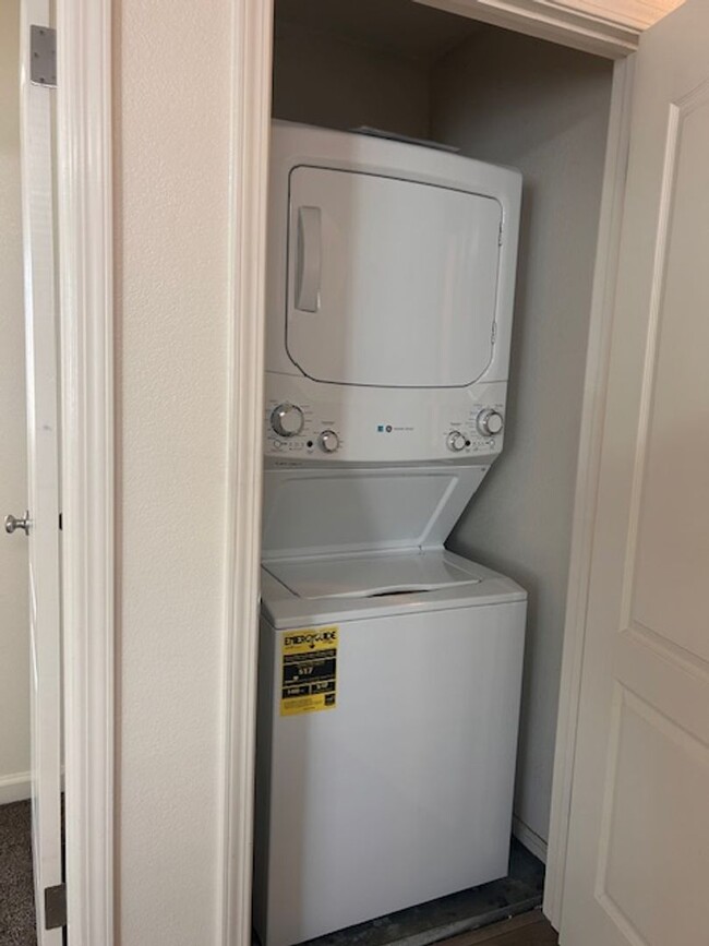 Building Photo - 1 Bedroom ~ 1 Bath ~ Refrigerator Washer &...