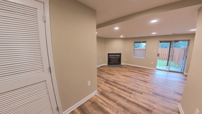 Building Photo - 12885 Hyannis Ln