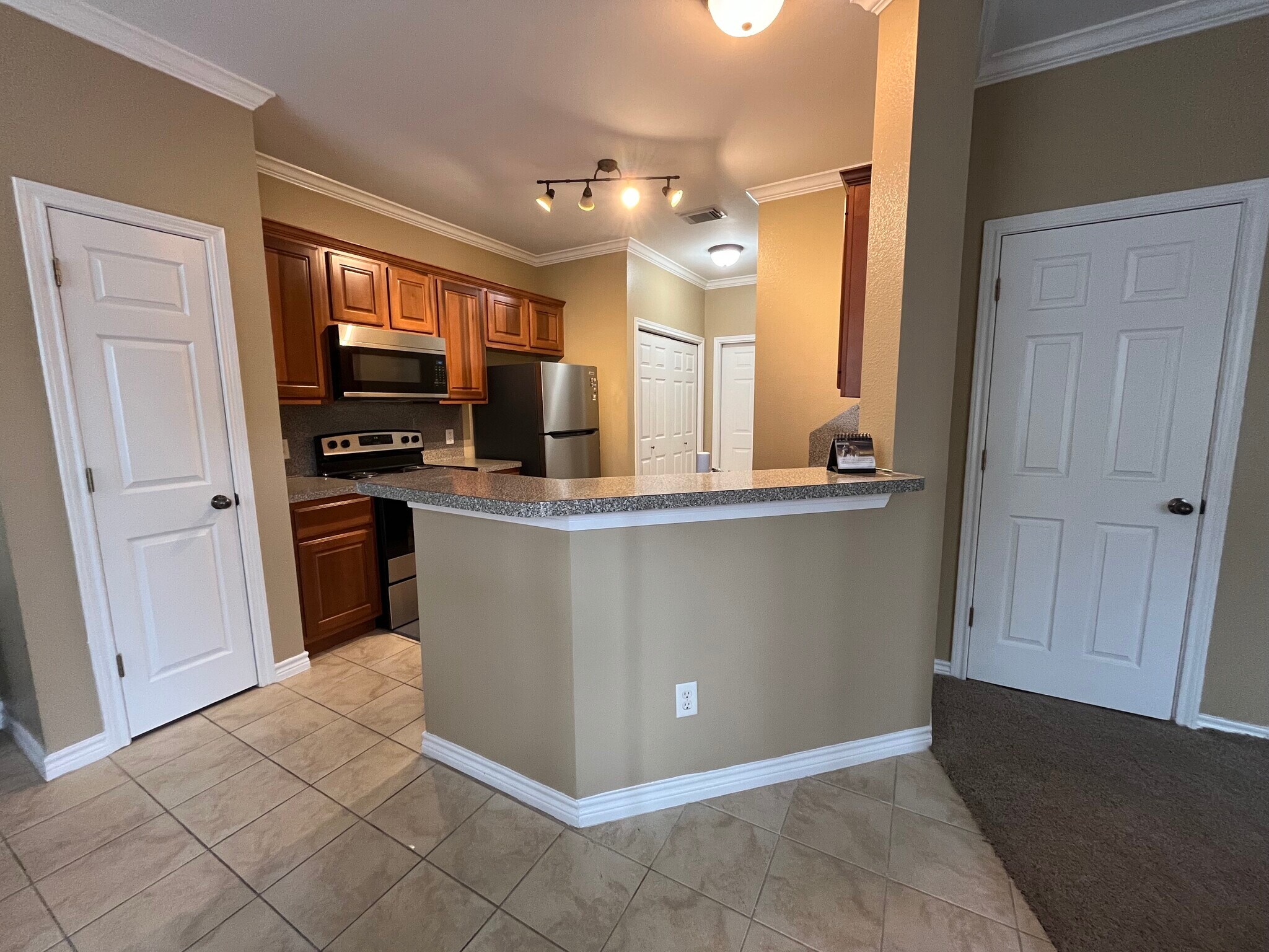 Large Kitchen - 1425 W Villa Maria Rd