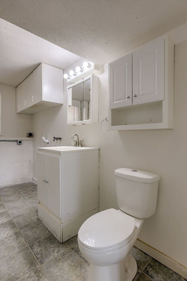 Building Photo - Spacious Split Entry with 2-Car Garage & Finished Basement!!