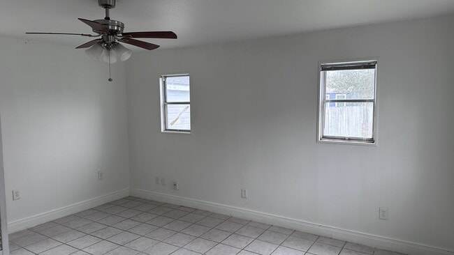 Building Photo - 2839 Topeka St