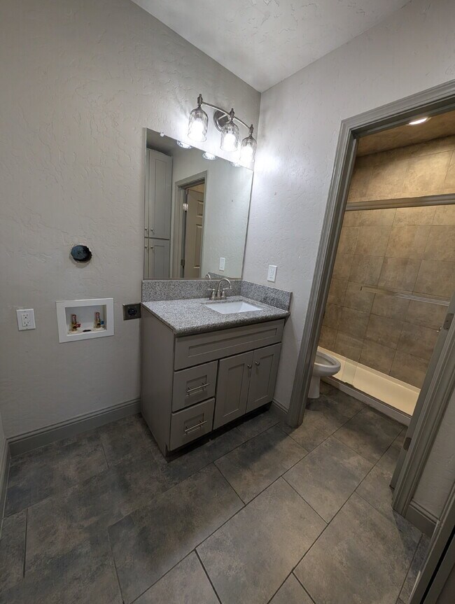 Building Photo - 935 E Divisadero St