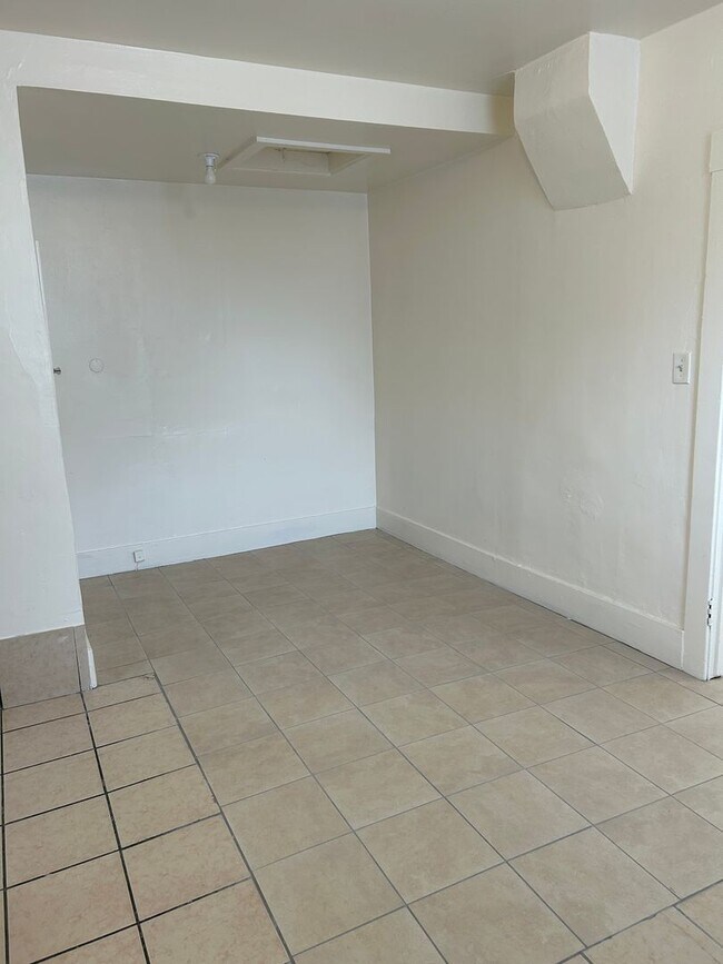 Building Photo - Hayward One Bedroom Duplex