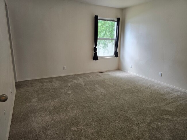 Building Photo - For Rent: 3 Bed, 2 Bath Home in Magic Vall...