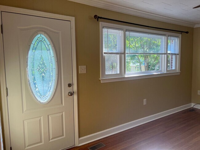 Building Photo - Three bedroom, 1 bath house in Burlington