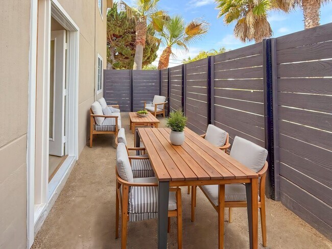Building Photo - Stylishly Remodeled 1 Bed/1Bath in Crown P...