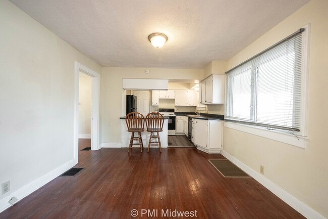 Building Photo - "Charming 2-Bed Home with Gleaming Hardwoo...