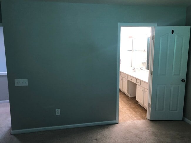 Building Photo - This lovely townhome is located in the highly desirable community of Blakeney Preserve just off R...