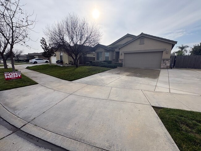 Building Photo - NW Visalia Home Coming Soon!