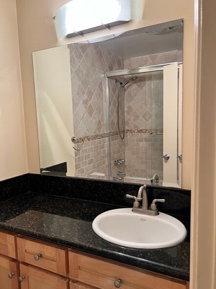 Hallway Bath - 7740 Redlands St