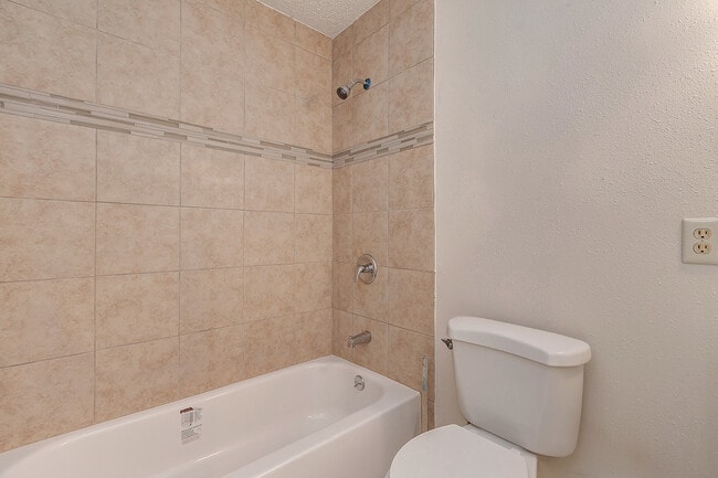 Building Photo - $1,450  3 Bedr/ 1 bath Beautiful Home in D...