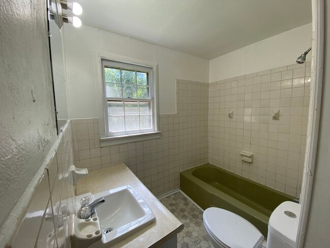 Building Photo - 3 Bedroom 1 Bath Available to Rent for $1,...