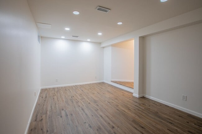 Building Photo - Stunning 3 BR/3 BA EOG Townhome in Columbia!