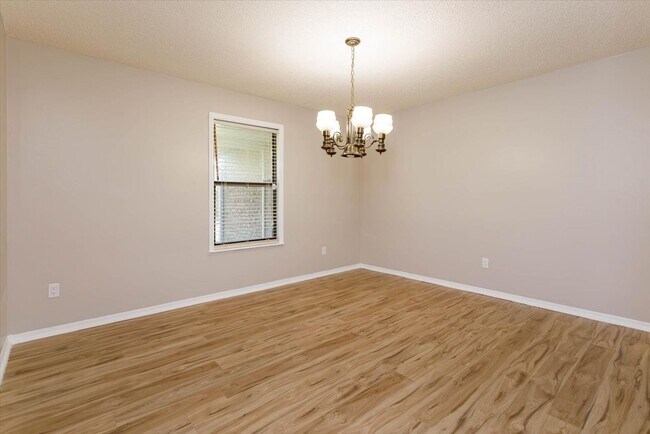 Building Photo - Spacious 4-Bedroom, 3-Bath Rental in Quiet DeBary Cul-de-Sac