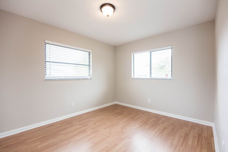 Building Photo - 1320 SE 2nd St