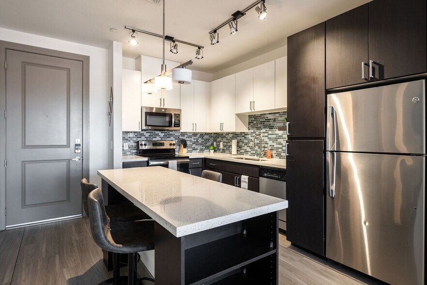 Building Photo - 555 N College Ave