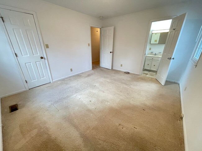 Building Photo - Lovely 3br 2ba home in quiet Chapel Hill neighborhood, walking distance to McDougle Elementary!