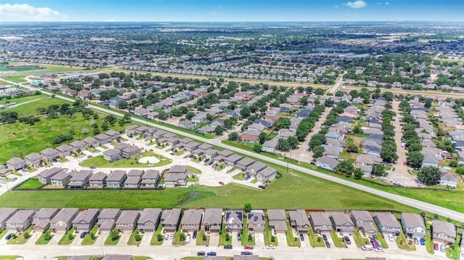 Building Photo - 18638 Lansdowne Stream Path