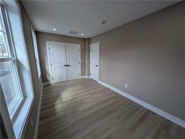 Building Photo - 56 Diamond St