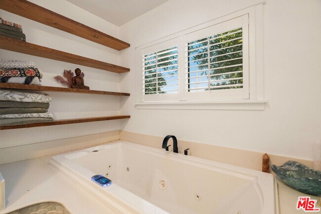 Building Photo - 6031 Mesa Ave