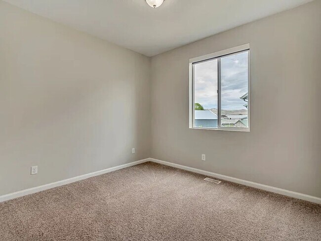 Building Photo - 3 Bedroom 2.5 Bathroom Home in Lehi!