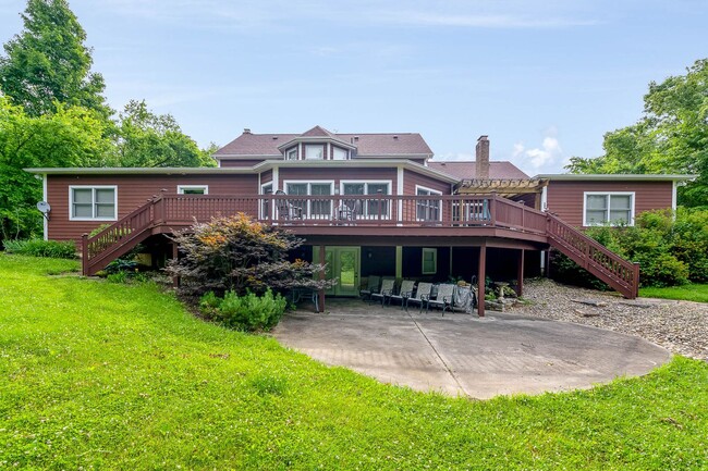 Building Photo - Cheerful 6-Bedroom Villa with fishing pond.