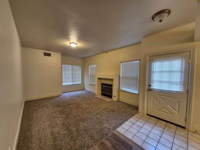 Building Photo - Adorable Spacious 3 Bdrm 3 Bath Home