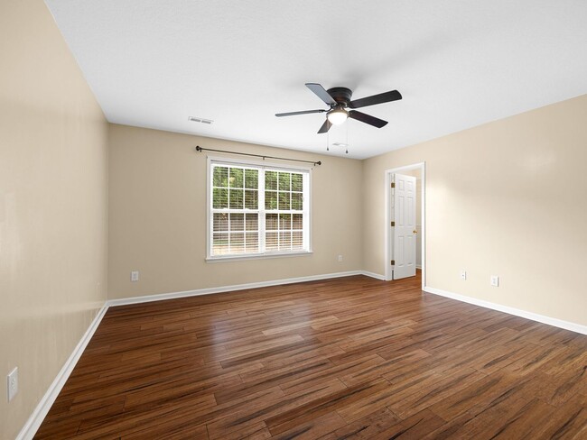 Building Photo - Charming Single-Level 3 BR, 2 BA Home with...