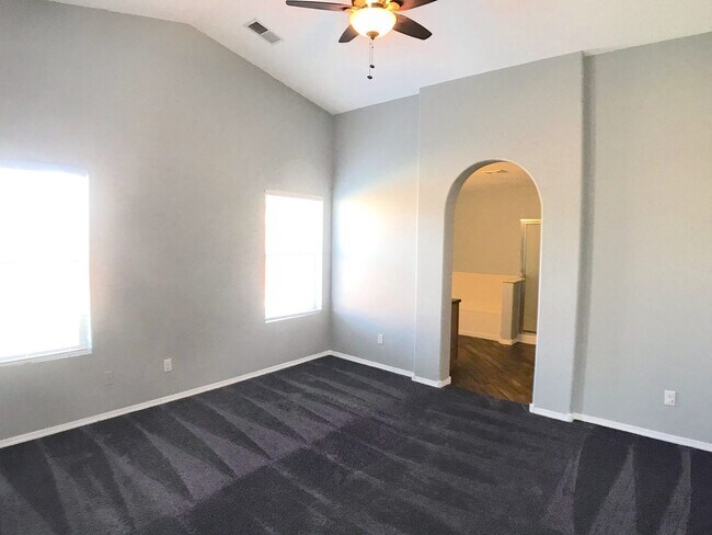 Building Photo - Don't miss out!  Beautiful 3 bedroom Los Lunas Home! Open Layout, spacious living room. Easy I-25...