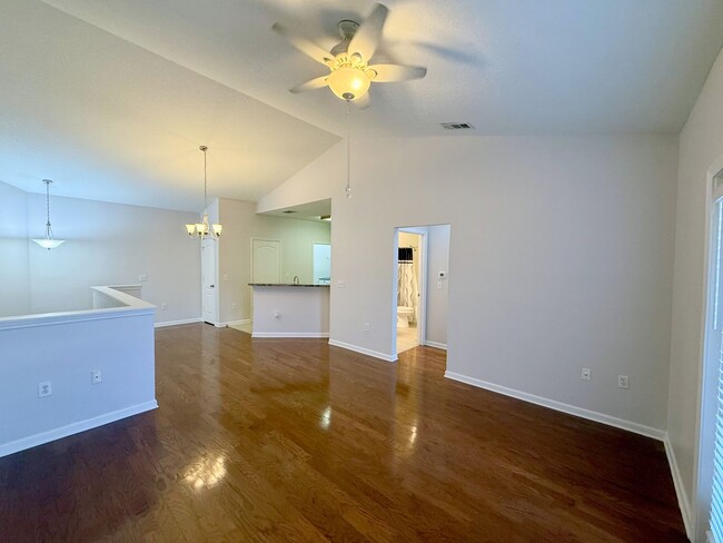 Building Photo - Second Story 1 bedroom 1 bath New Tampa co...