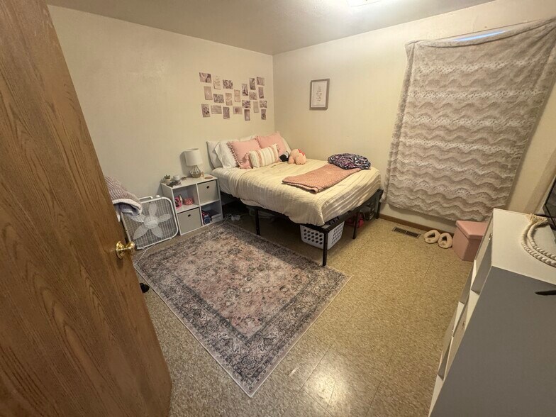 Building Photo - 1009 W 22nd St