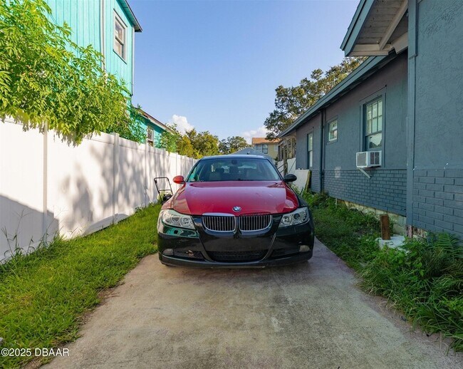 Building Photo - 121 Bellevue Ave