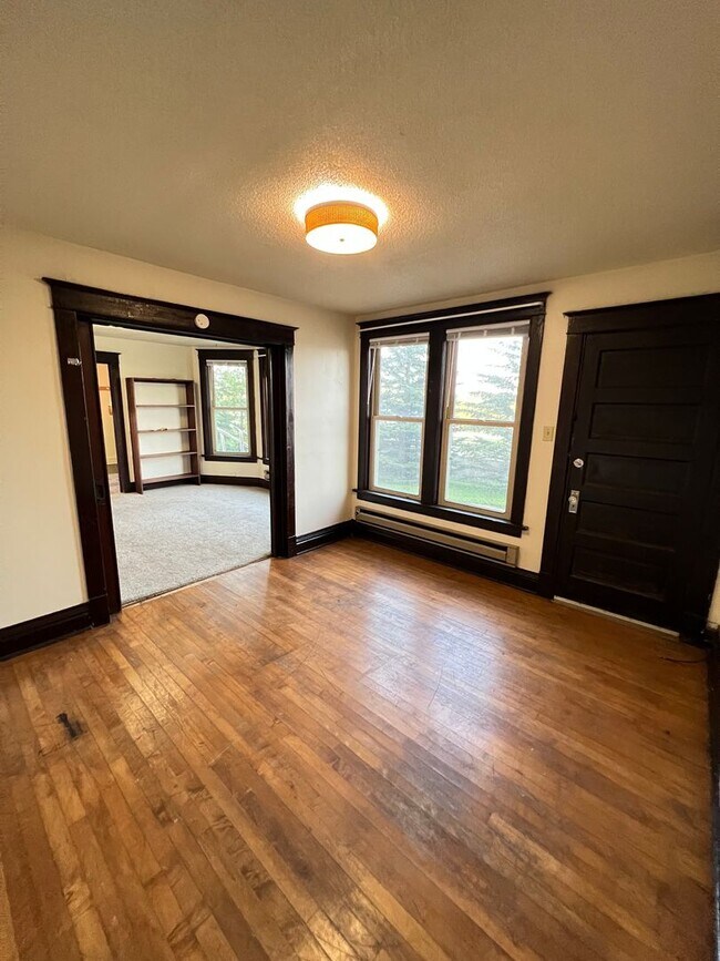 Building Photo - 1st Floor 1+ Bedroom Apartment! AVAILABLE MAY!