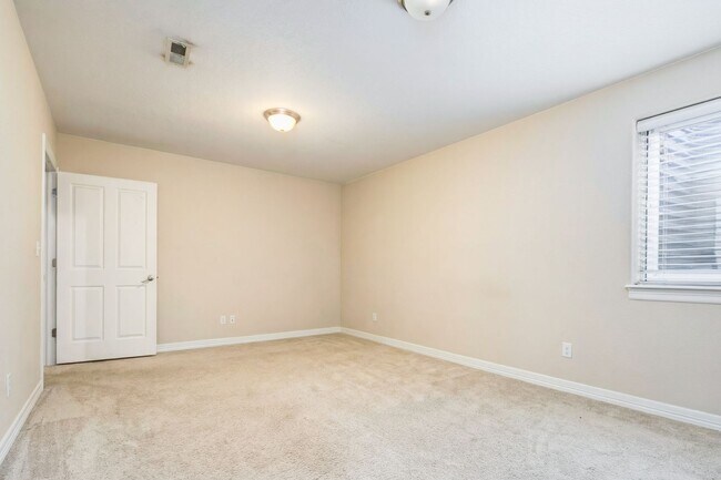 Building Photo - Exceptional 5-Bedroom Home Steps from the University of Denver