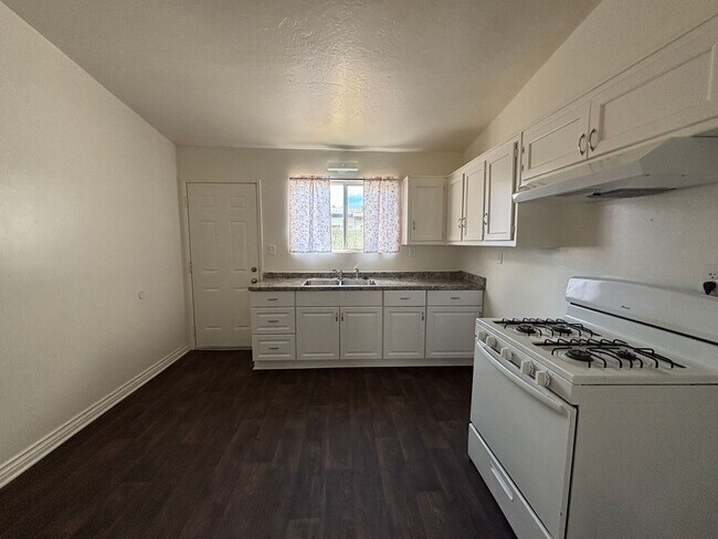 Building Photo - 45503 Cedar Ave