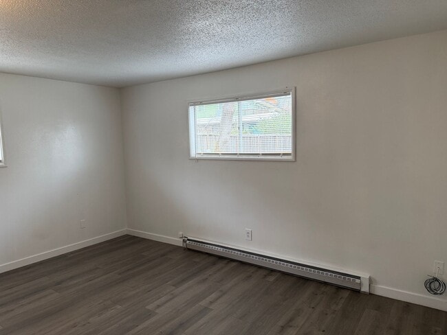 Building Photo - Updated 4 bedroom, 1 bath home in Eugene!