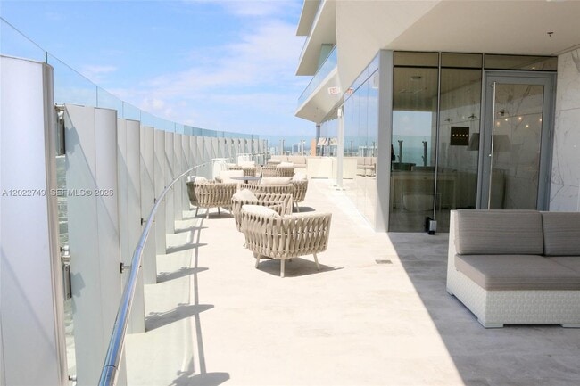 Building Photo - 18501 Collins Ave