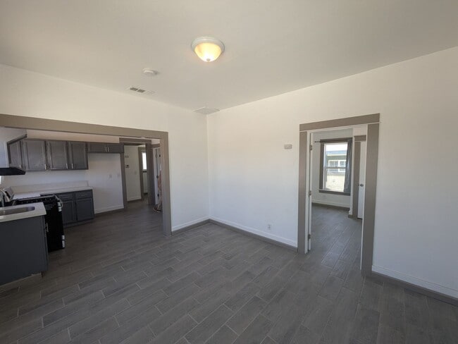 Building Photo - Bright & Clean 2 Bed | 1 Bath Home With a separate Den– 906 Sq. Ft. with Private Parking! Now Ava...