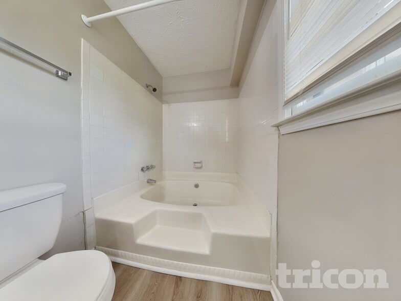 Building Photo - 3735 Linwood Way