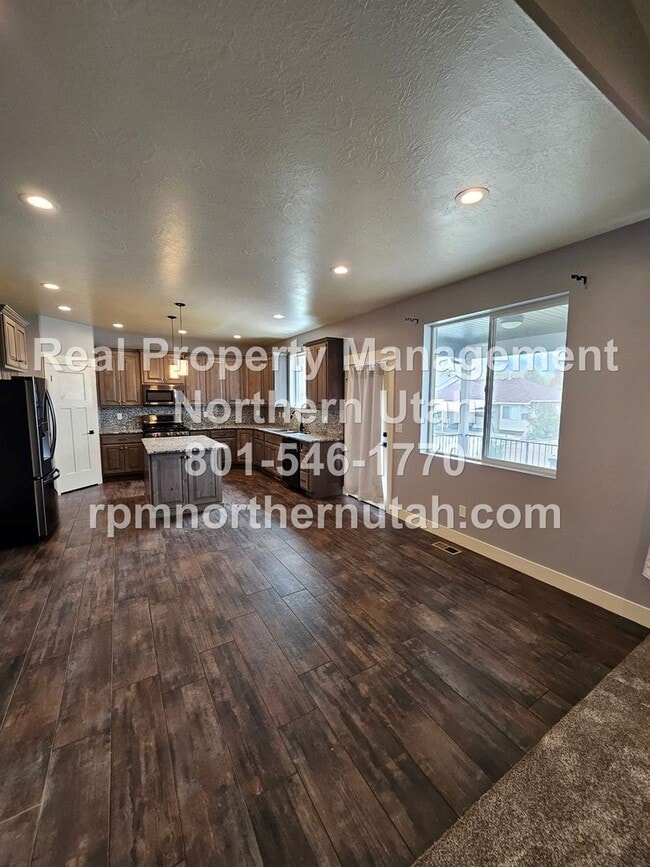 Building Photo - 3 Bedroom 2 Bath Duplex in Perry Now Avail...