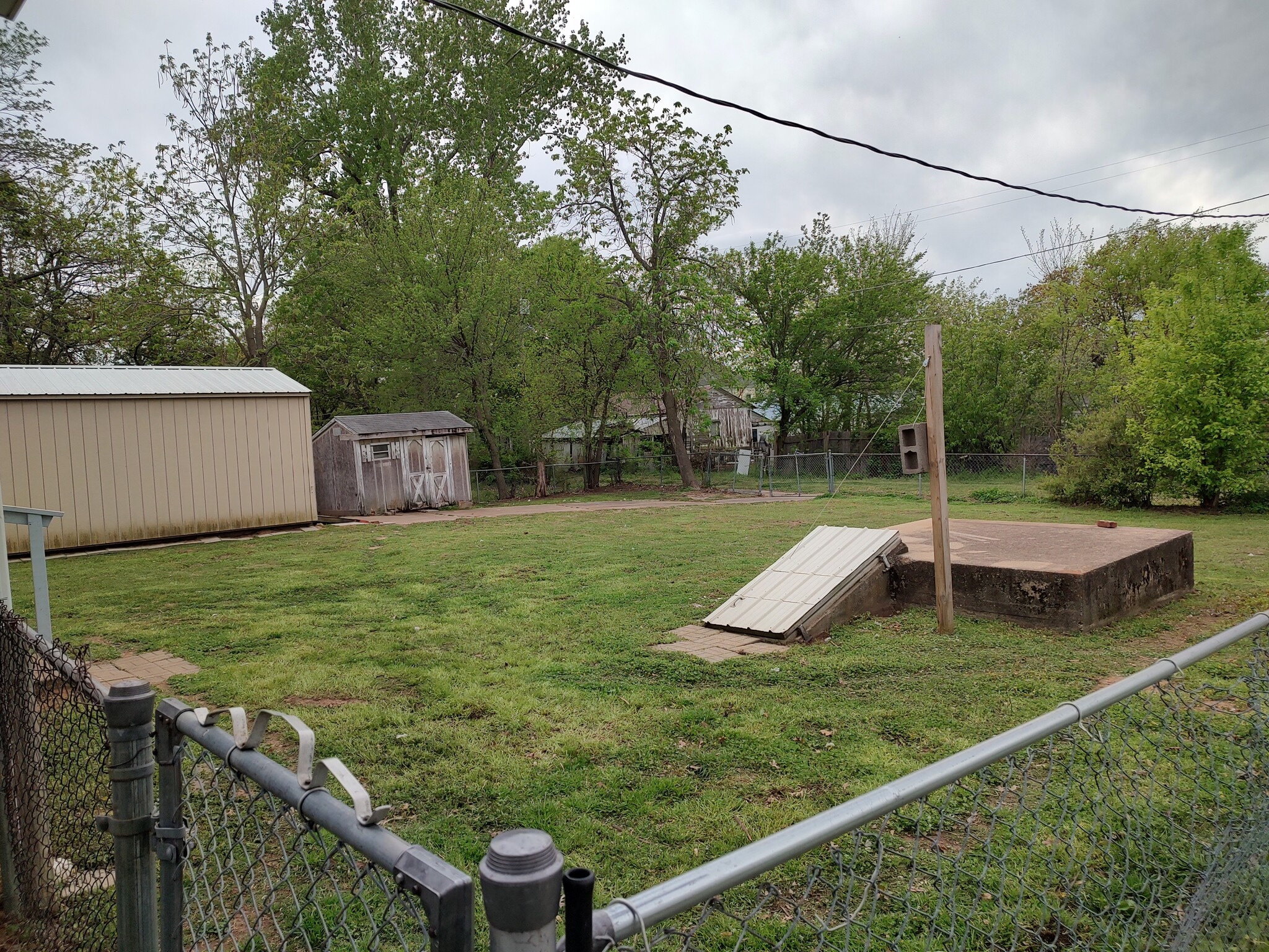 Storm shelter and work shop. Alley access - 605 Bennett