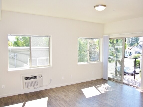 Building Photo - Love Where You Live!  Great Studio in Sellwood w APP FEES CREDITED!